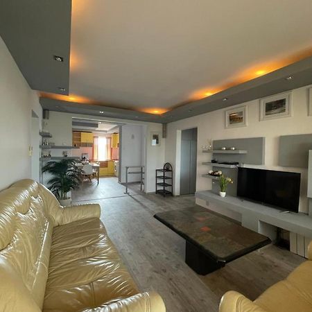 Lovely 3 Bedrooms Apartament Орадя Екстер'єр фото