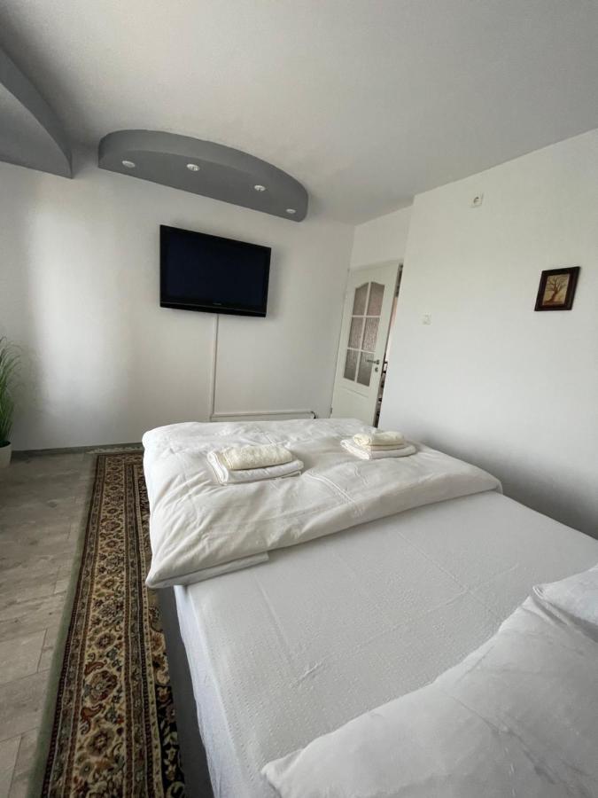 Lovely 3 Bedrooms Apartament Орадя Екстер'єр фото